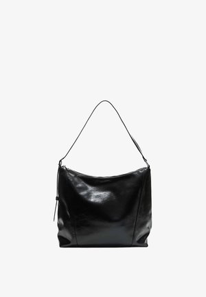 Sac à épaule en cuir noir avec une texture lisse, une forme courbée et une seule sangle réglable. Fermeture supérieure zippée avec des détails de couture subtils.