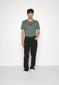 HUGO DIRAGOLINO - Tricou basic - dark green