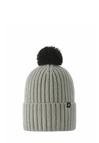Berretto lavorato a maglia grigio con una texture a coste verticali, caratterizzato da un pompon nero sulla parte superiore e una piccola etichetta nera con una lettera bianca.