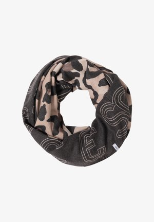 Nieskończona szal z nadrukiem w panterkę w odcieniach beżu i czerni z kontrastującymi, wyrazistymi literami, wykonany z miękkiej, teksturowanej tkaniny.