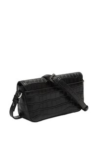 Sac bandoulière noir en simili cuir crocodile texturé. Présente un rabat et une sangle réglable avec un détail de boucle en argent.