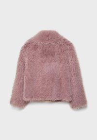 Roza umetna krznena jakna z mehko teksturo, skrajšan dizajn, spuščena ramena in ovratnik okoli vratu. Brez vidnih kovinskih delov ali poudarkov.