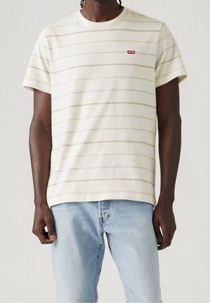 Camiseta de manga corta de color beige claro con Rayas horizontales en dorado, azul y verde. Presenta un pequeño logo rojo de Levi's en el pecho.
