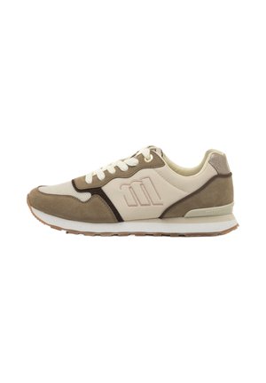 Sneaker marrone e beige con materiali in suede e mesh, punta rotonda, lacci bianchi, dettaglio con logo e suola in gomma.