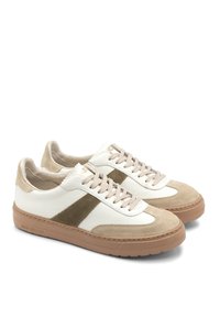 Sneakers bianchi in pelle con accenti in suede beige, punta rotonda, suola piatta in gomma e design con lacci. Dettaglio laterale notevole in beige.