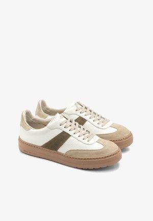 Sneakers bianchi in pelle con accenti in suede beige, punta rotonda, suola piatta in gomma e design con lacci. Dettaglio laterale notevole in beige.
