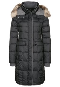 Zwarte pufferjas met een doorstikte design, grijze capuchonrand, nepbont kraag, twee voorzakken en geribde manchetten. Voorzien van een volle ritssluiting.