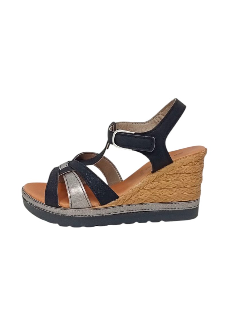 Sandalo a zeppa con tacco in juta intrecciata e cinturini in tessuto nero, con dettagli metallici. Design open toe con cinturino alla caviglia regolabile.