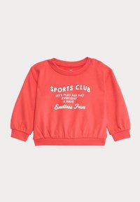 Czerwona bawełniana bluza z długimi rękawami, ribbowymi mankietami i marszczonym dołem. Na przodzie znajduje się biały napis: "SPORTS CLUB LET'S PLAY ALL DAY & HAVE Endless Fun."