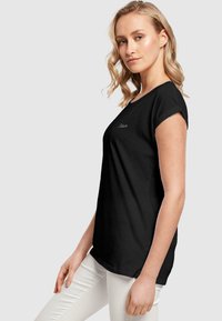 Merchcode JUST LOVE EXTENDED SHOULDER - Jednoduché tričko - black
