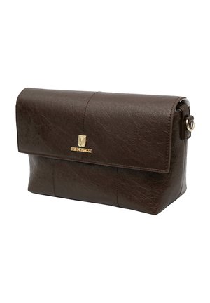 Donkerbruine, gestructureerde leren clutch met overslagklep, gouden Bruno Magli-logo en zijriemring om te dragen.