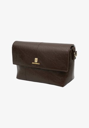 Donkerbruine, gestructureerde leren clutch met overslagklep, gouden Bruno Magli-logo en zijriemring om te dragen.