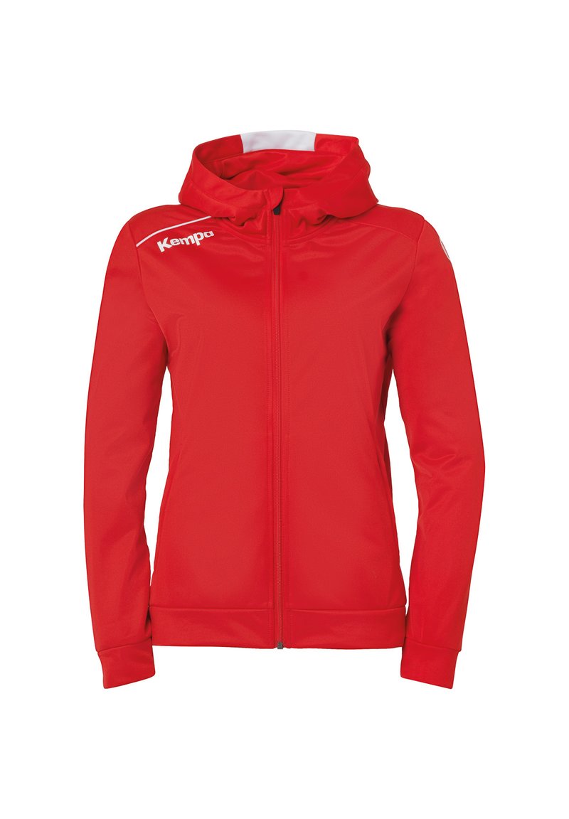 Rode zip-up jas met capuchon, gemaakt van soepel materiaal. Bevat witte accentstrepen en een logo aan de linkerkant van de borst.