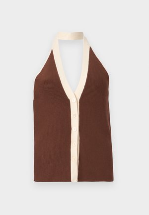 Brązowy halter top z prążkowanym wzorem, z głębokim dekoltem w kształcie litery V, kremowym wykończeniem i zapięciem na pięć guzików. Miękka tekstura.