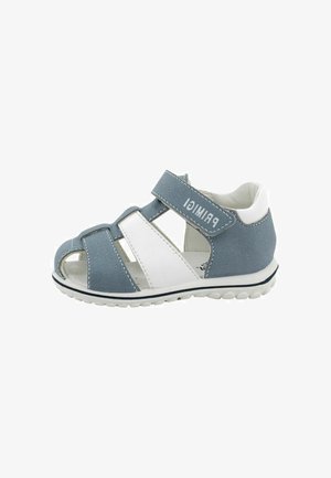 Sandalo blu e bianco per bambino piccolo con punta aperta, cinturino in velcro regolabile, suola imbottita e nome del marchio stampato sulla cinghia.