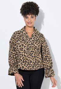 Kort leopardmönstrad jacka i tan och svart, med dubbelknäppt fram, stor krage och klockformade ärmar med guldknappar.