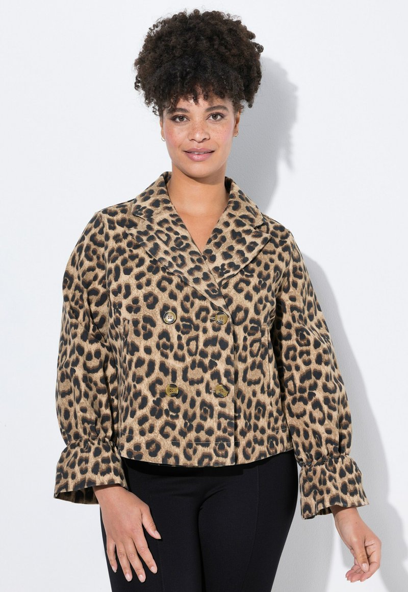 Kort leopardmönstrad jacka i tan och svart, med dubbelknäppt fram, stor krage och klockformade ärmar med guldknappar.