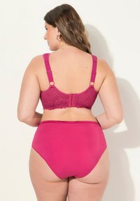 Magenta bh met kantdetails en verstelbare bandjes, gecombineerd met effen magenta hoge taille slipjes. Soepele textuur, geen zichtbare patronen.