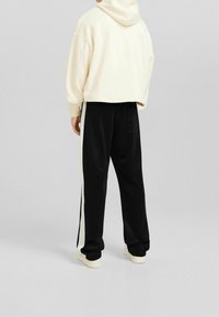 Bershka Pantalones deportivos - black