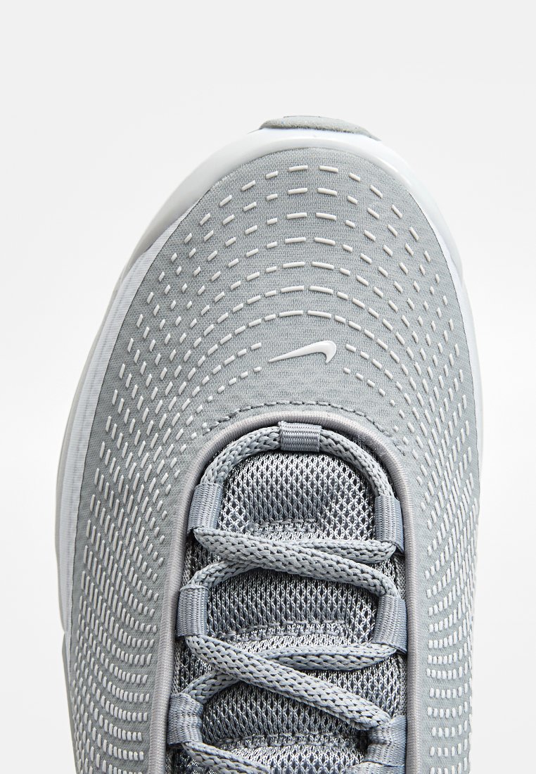 Baskets de sport grises avec tige en mesh, motif texturé et embout renforcé. Dotées d'un système de laçage circulaire et d'un accent logo blanc.