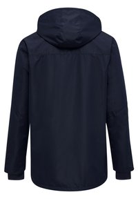 Mörkblå vattentät jacka med huva, långa ärmar och rak skärning. Slät textur och elastiska muddarna. Ren baksida.