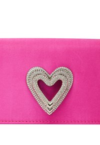 Rosa satin clutch med en hjerteformet lås udsmykket med rhinsten; glat tekstur med en elegant, rektangulær form.