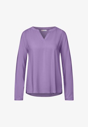 Blouse à manches longues, lavande, avec un col en V et un ourlet légèrement arrondi. Fabriquée en tissu lisse avec un léger éclat et des détails froncés aux épaules.