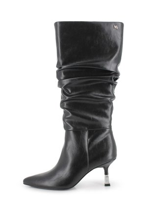 Bota de cuero negra hasta la rodilla con un tubo arrugado, punta afilada y tacón de bloque metálico. Textura suave con un detalle de hardware mínimo.