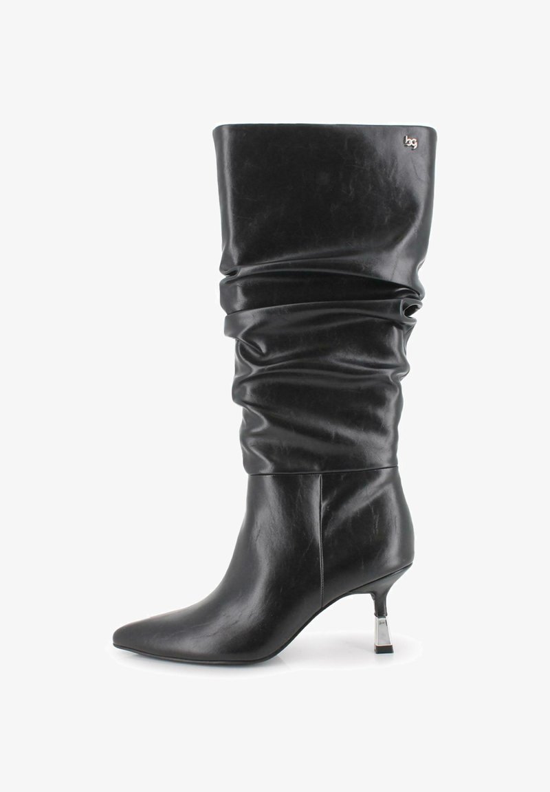 Bota de cuero negra hasta la rodilla con un tubo arrugado, punta afilada y tacón de bloque metálico. Textura suave con un detalle de hardware mínimo.