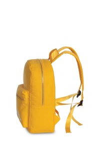 Sac à dos jaune avec une texture lisse et brillante ; il possède une poche zippée à l'avant, des bretelles en ruban ajustables et une poignée supérieure.