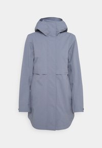 Veste imperméable gris clair avec capuche, manches longues, poches à rabat à l'avant et coupe droite, avec une couture minimale et sans éléments métalliques visibles.