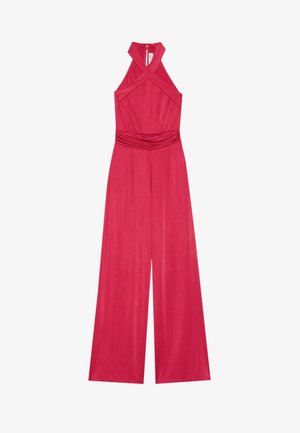 Jumpsuit rose en tissu lisse avec un col halter, des bretelles croisées et une taille froncée ; coupe à jambes larges avec des plis.