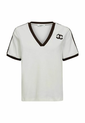 Bijela kratka majica s kratkim rukavima i V-izrezom, s smešnim detaljima, koja ima logo na prednjem delu i kontrastnu šavnicu duž rukava.