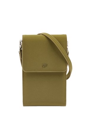 Prostokątna torebka na ramię w oliwkowej zieleni z przednią klapką, smukłym, regulowanym paskiem oraz małym metalowym logo na środku klapki.