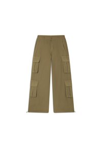Pantaloni cargo khaki in cotone, con gambe larghe, molteplici tasche laterali e chiusura con bottone. La texture appare liscia con cuciture robuste.