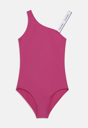 Costume da bagno intero di un vivace colore rosa, con una sola spallina e una tracolla bianca con logo. Materiale liscio e elastico, design minimale.