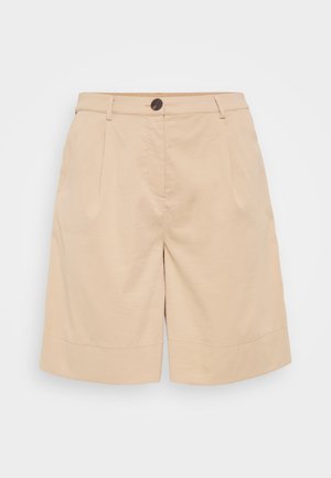 Beežist puuvillast lühikesed püksid, millel on kohandatud disain, nupuga kinnitamine, ees voldid ja rullitud äär, et lisada detaili ja struktuuri.