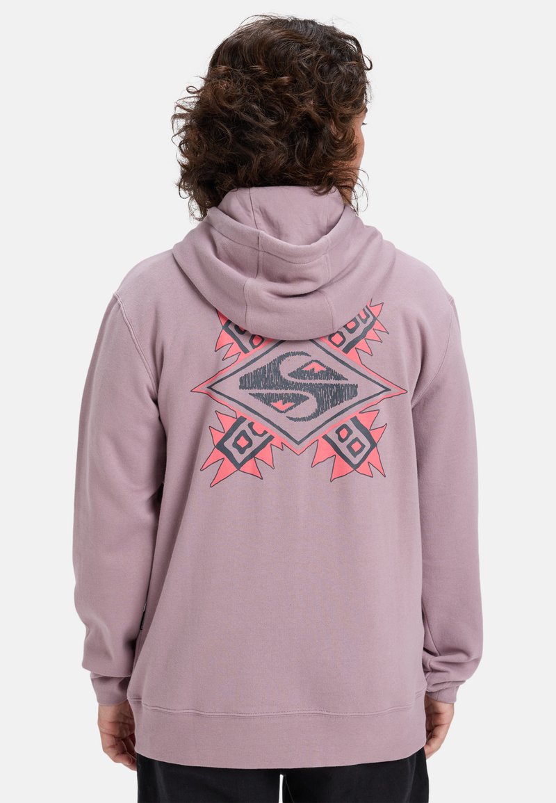 Sudadera morada con un gran diseño gráfico en la espalda que presenta formas geométricas y acentos en rosa contrastante. Tela suave, mangas largas.