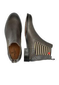 Stivaletti alla caviglia in pelle marrone con un design elegante, pannelli laterali elasticizzati con motivo a righe e tacco basso a blocco. Dettaglio a forma di cuore rosso incluso.