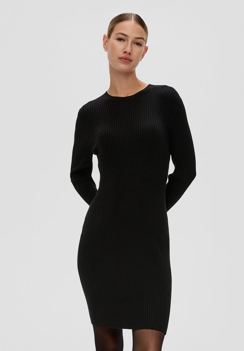 Schwarzes geripptes Strickkleid mit langen Ärmeln, runden Ausschnitt und figurbetonter Passform mit diagonalen Strukturen.