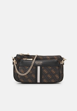 Schwarze und braune gemusterte Guess Clutch mit goldenem Kettenriemen und vorderer Reißverschlusstasche mit Guess-Logo und vertikalem weißen Streifen.