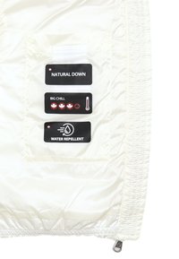 Tessuto bianco con una superficie liscia, caratterizzato da tre etichette nere: "NATURAL DOWN," "BIG CHILL," e "WATER REPELLENT," con icone.