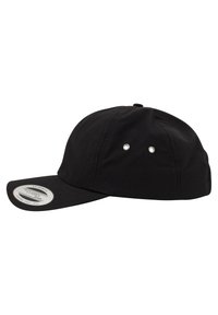 Must värvi baseballi müts, mis on valmistatud kangast ja millel on kõver visor, külgedel on kaks ventilatsiooniavale ja esiplaanil klassikaline ümmargune silt.