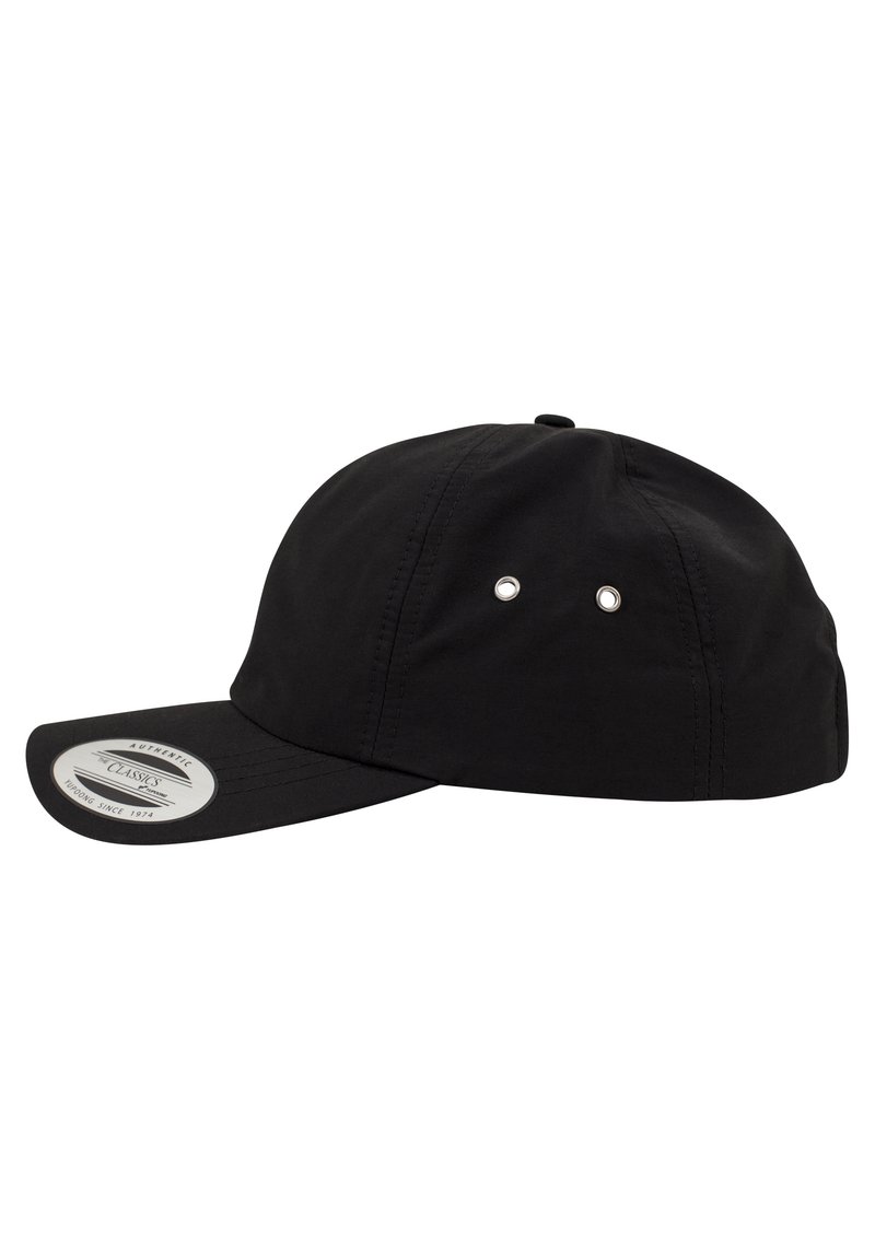 Must värvi baseballi müts, mis on valmistatud kangast ja millel on kõver visor, külgedel on kaks ventilatsiooniavale ja esiplaanil klassikaline ümmargune silt.