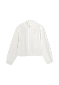 Blouse blanche avec un col rond bordé de dentelle, fermeture à boutons sur le devant et manches longues bouffantes ; présente un tissu texturé et des détails en dentelle intriqués.