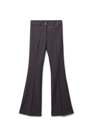 Pantaloni a zampa in tessuto grigio scuro, con una consistenza liscia, pieghe frontali e chiusura con zip e un bottone.