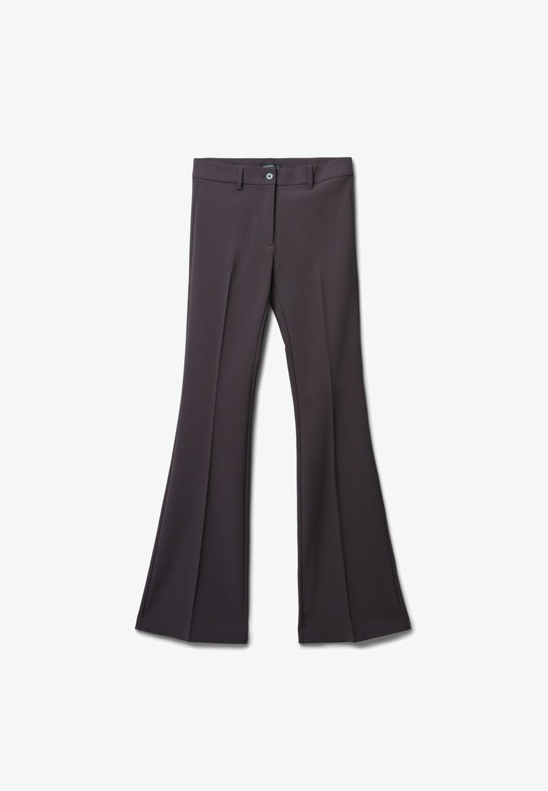 Ausgestellte Hosen aus dunkelgrauem Stoff, mit einer glatten Oberfläche, vorne mit Bügelfalten und einem Reißverschluss mit einem einzelnen Knopf.