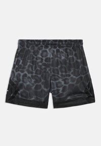 Mustad sportlikud lühikesed püksid, millel on hall leopardimuster, kerge kangas, elastne vöökoht ja tumedad võrgust detailid külgedel.