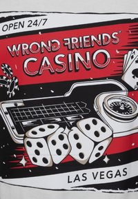 Gráfico con el texto "CASINO AMIGOS EQUIVOCADOS" en negrita roja y negra, con un diseño de dados, naipes y una ruleta.