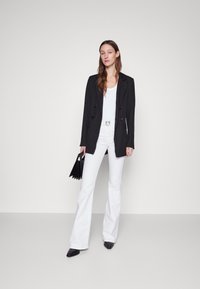Pinko FLORA FLARE BULL COMFORT - Vaqueros bootcut - bianco brill